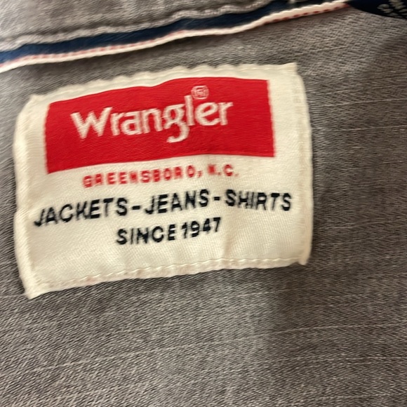 Men’s Wrangler Button Up - Picture 2 of 3